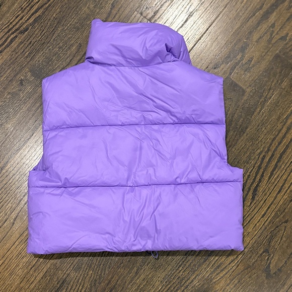 Purple Crop Puffer Vest by Amazon Essentials ( size small) - Picture 6 of 6